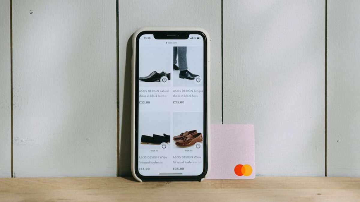 iphone with ecomm shopping cart